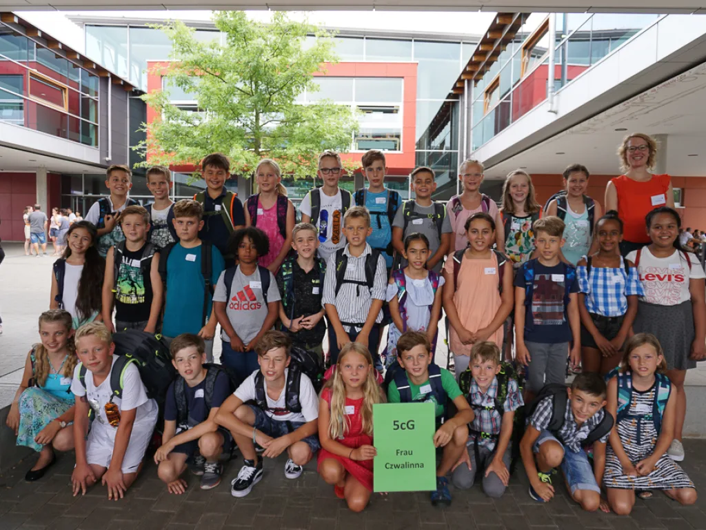 Klassenfoto einer neuen fünften Klasse im Innenhof.